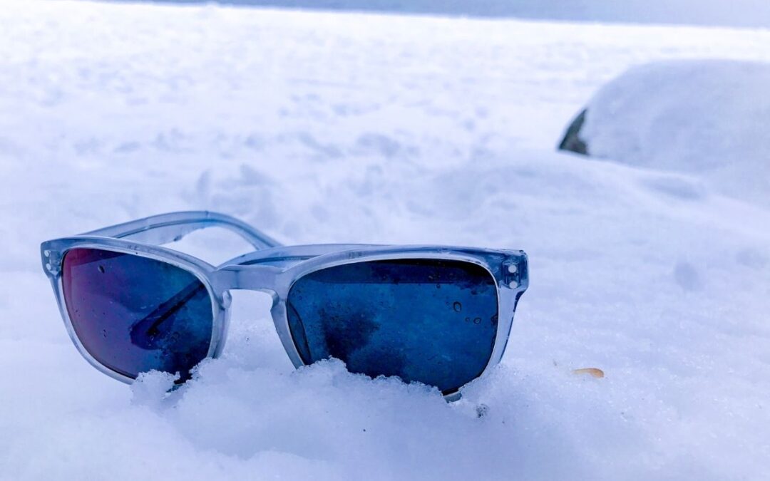 occhiali da sole sulla neve